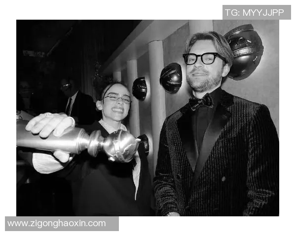 镜头捕捉：金球奖赛场小动作引发热议